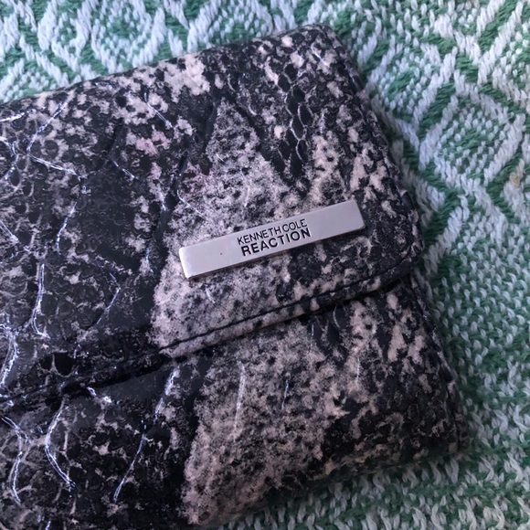 Kenneth Cole Reaction Wallet - Picture 1 of 4